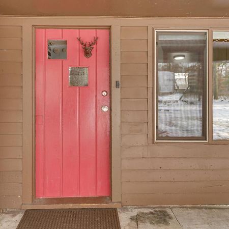 Pet-Friendly Irons Cottage About 4 Mi To Sand Lake! Eksteriør billede