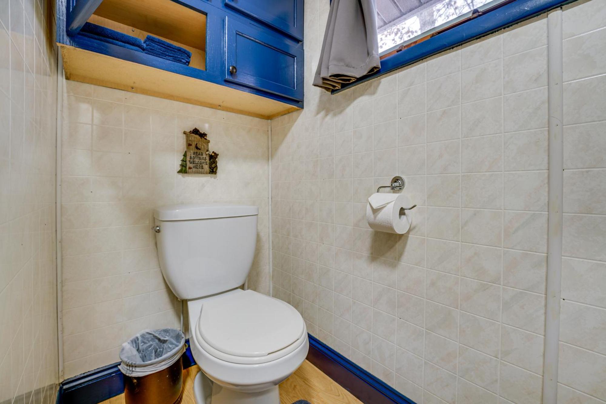 Pet-Friendly Irons Cottage About 4 Mi To Sand Lake! Eksteriør billede