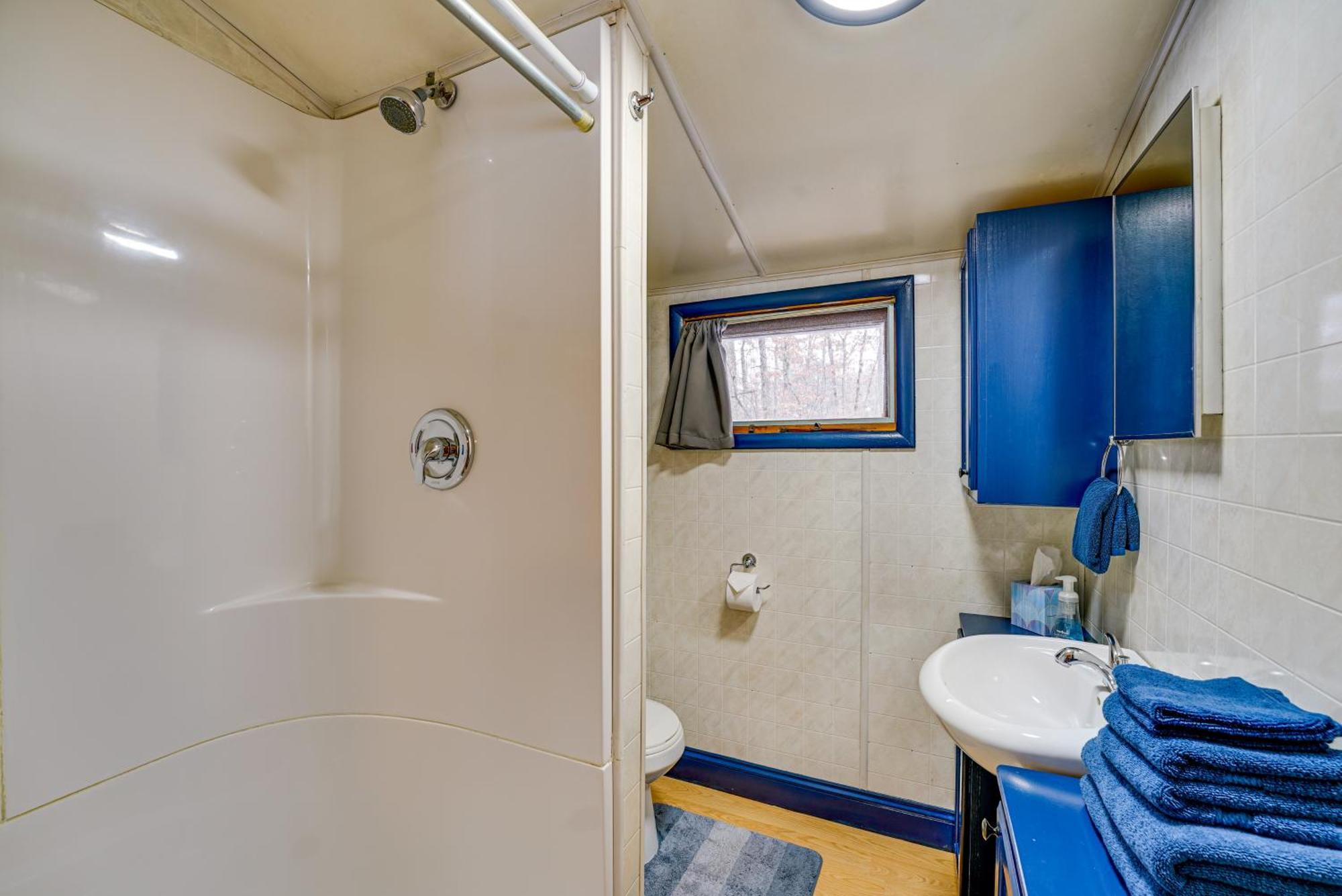 Pet-Friendly Irons Cottage About 4 Mi To Sand Lake! Eksteriør billede