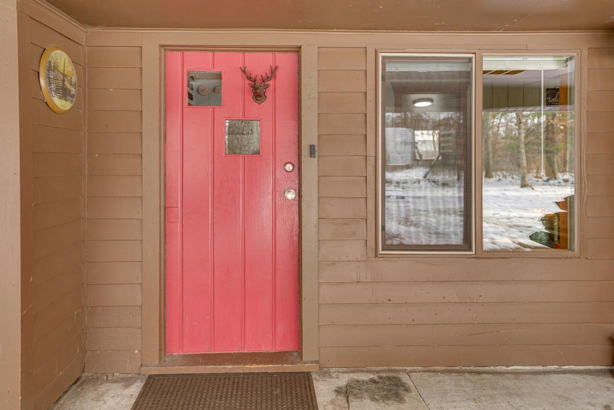 Pet-Friendly Irons Cottage About 4 Mi To Sand Lake! Eksteriør billede