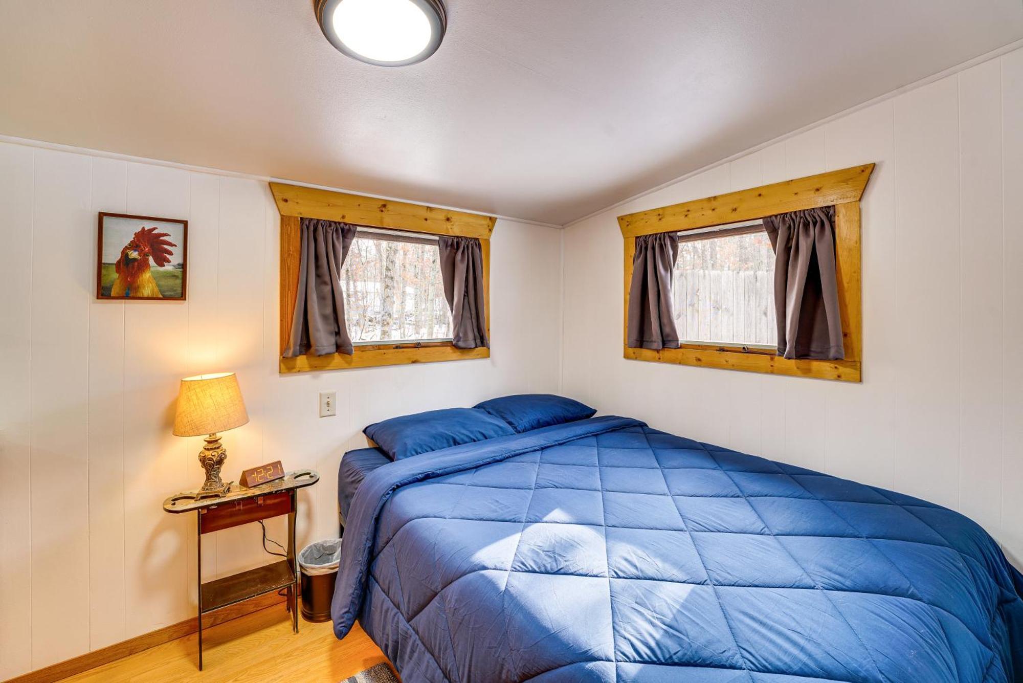 Pet-Friendly Irons Cottage About 4 Mi To Sand Lake! Eksteriør billede