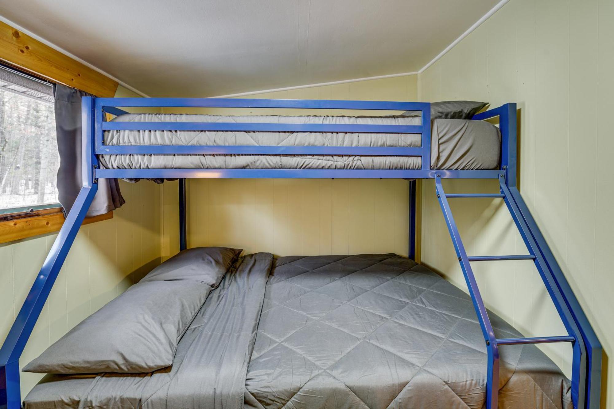Pet-Friendly Irons Cottage About 4 Mi To Sand Lake! Eksteriør billede