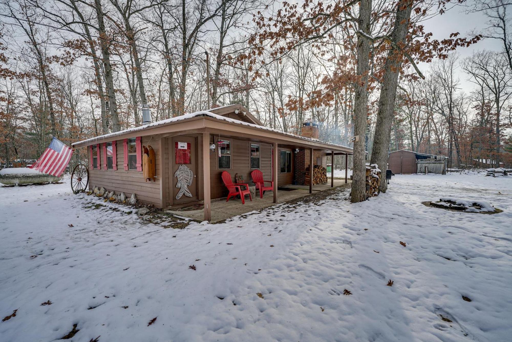 Pet-Friendly Irons Cottage About 4 Mi To Sand Lake! Eksteriør billede