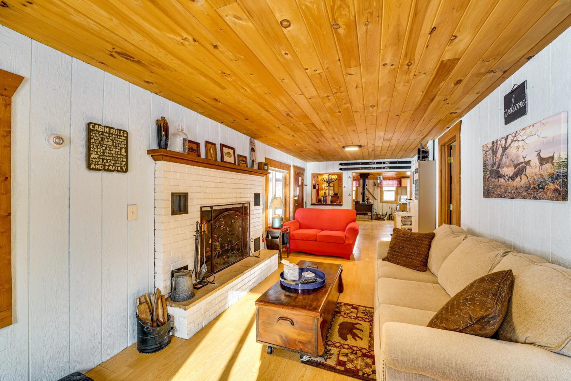Pet-Friendly Irons Cottage About 4 Mi To Sand Lake! Eksteriør billede
