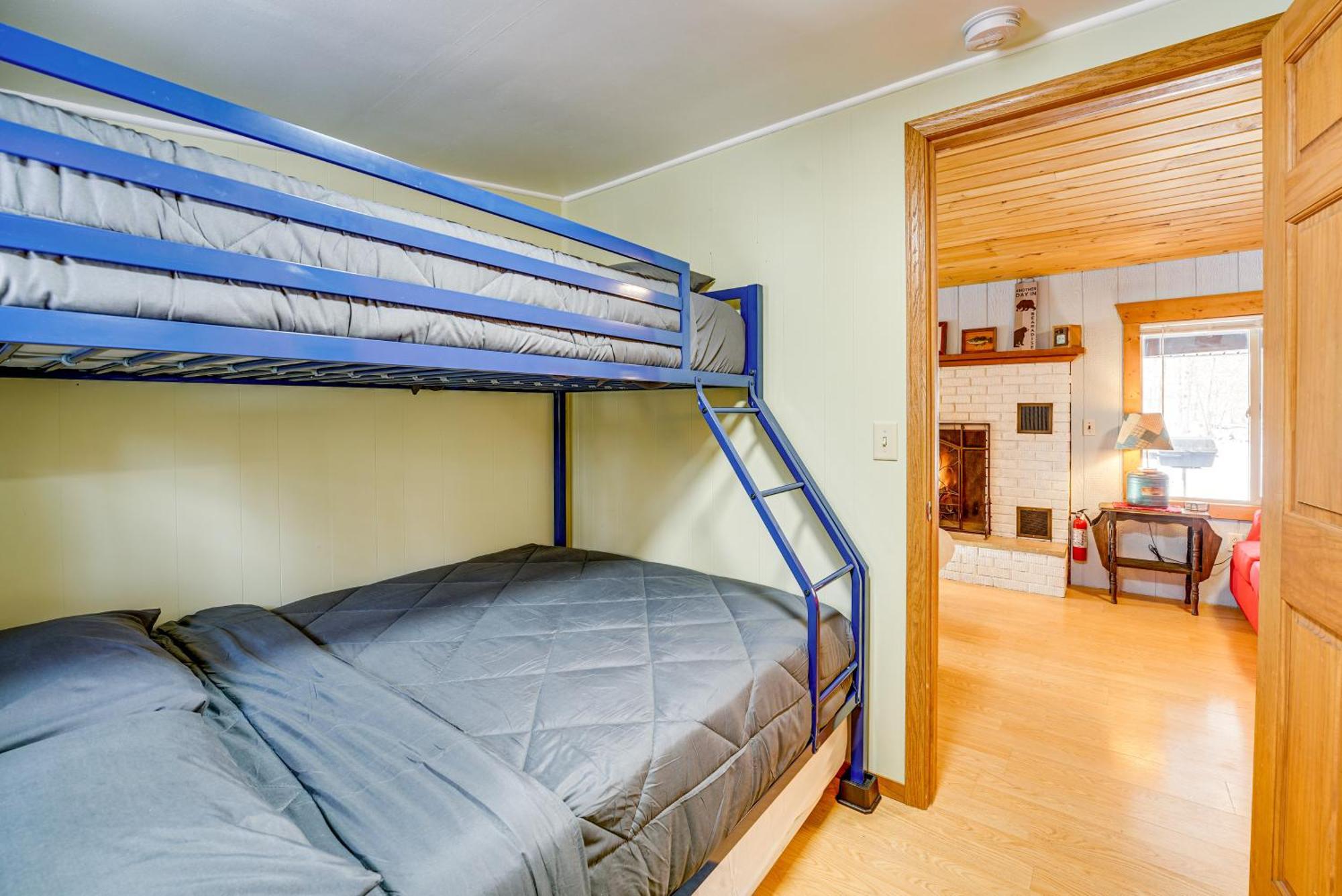 Pet-Friendly Irons Cottage About 4 Mi To Sand Lake! Eksteriør billede