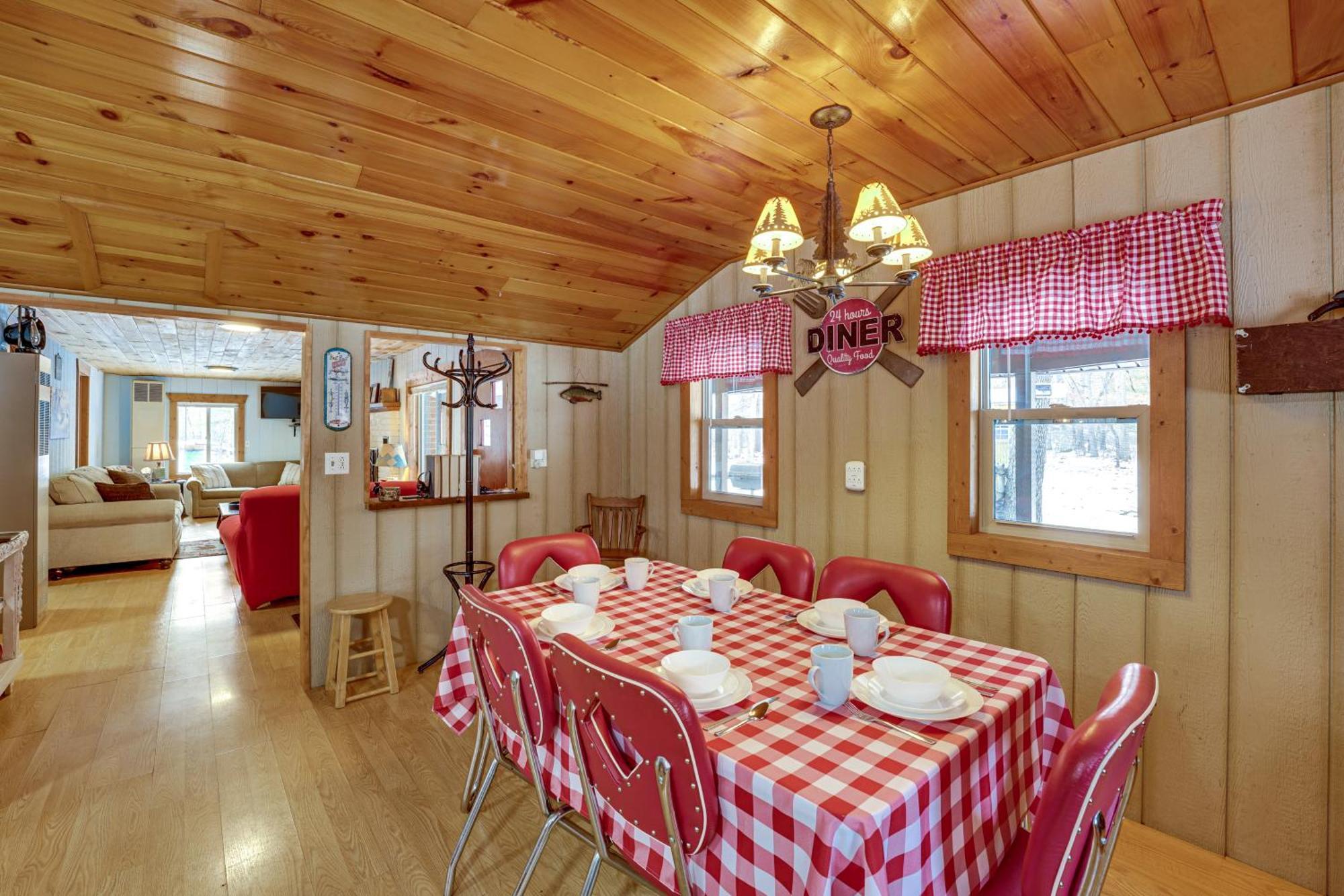 Pet-Friendly Irons Cottage About 4 Mi To Sand Lake! Eksteriør billede