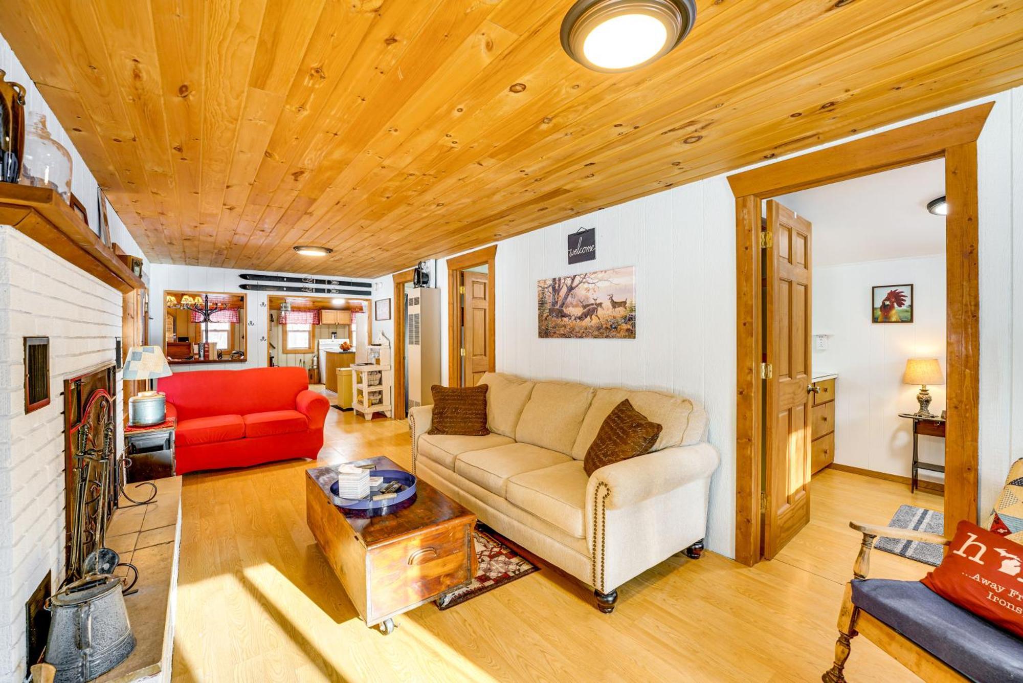 Pet-Friendly Irons Cottage About 4 Mi To Sand Lake! Eksteriør billede