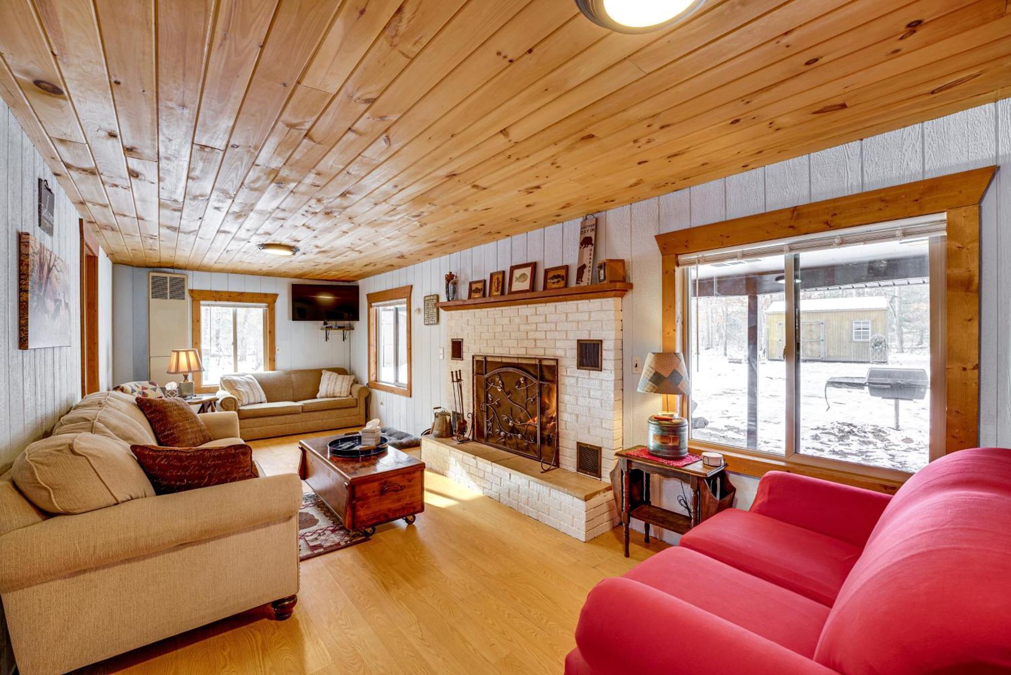 Pet-Friendly Irons Cottage About 4 Mi To Sand Lake! Eksteriør billede