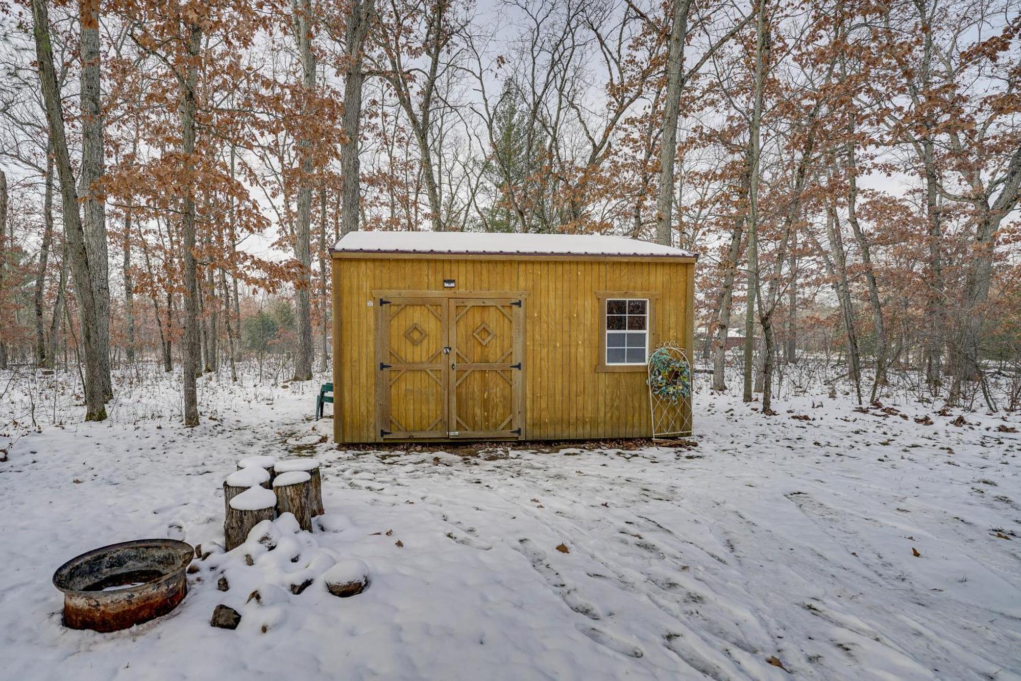 Pet-Friendly Irons Cottage About 4 Mi To Sand Lake! Eksteriør billede