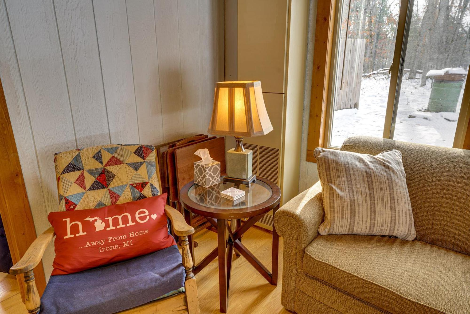 Pet-Friendly Irons Cottage About 4 Mi To Sand Lake! Eksteriør billede