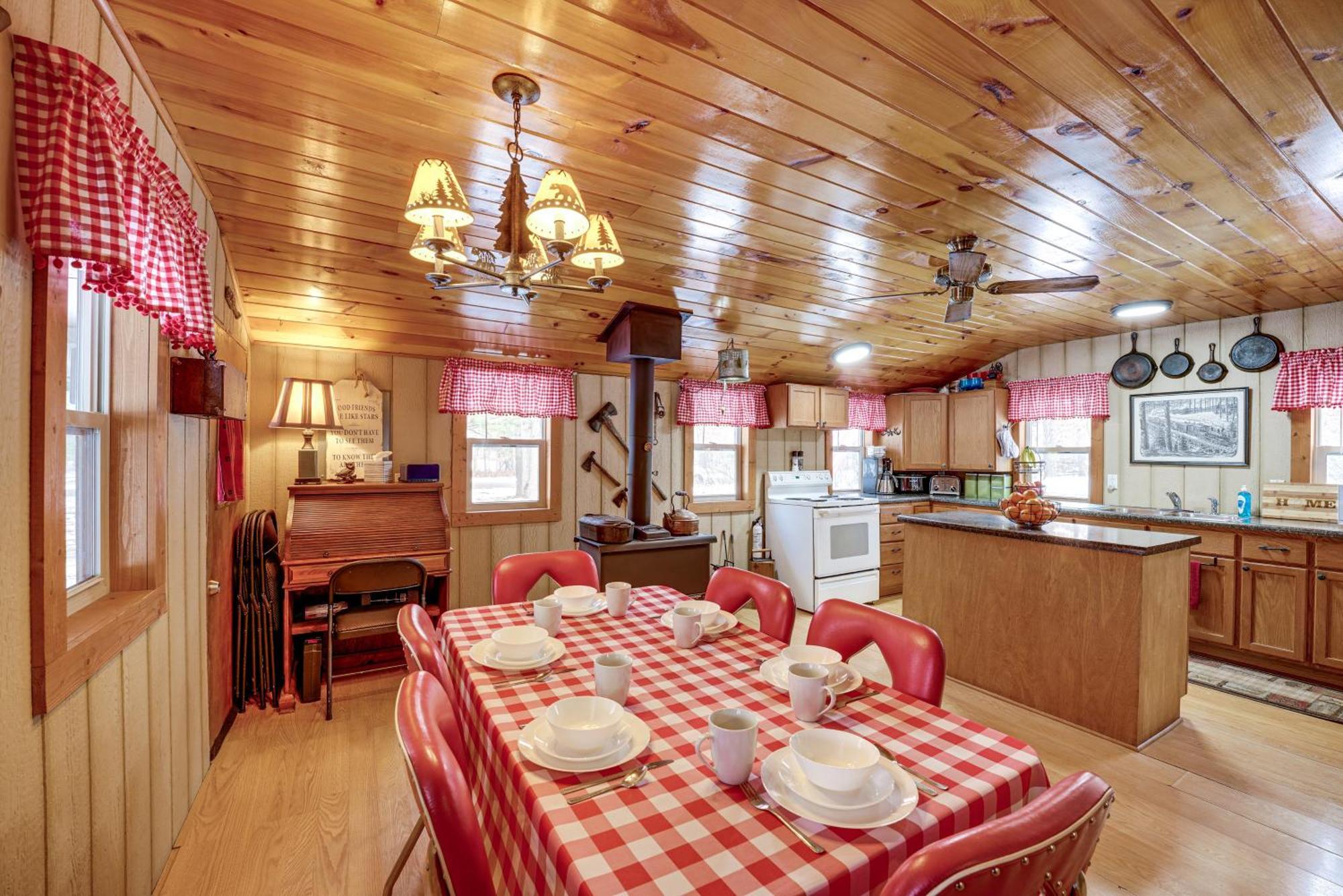 Pet-Friendly Irons Cottage About 4 Mi To Sand Lake! Eksteriør billede