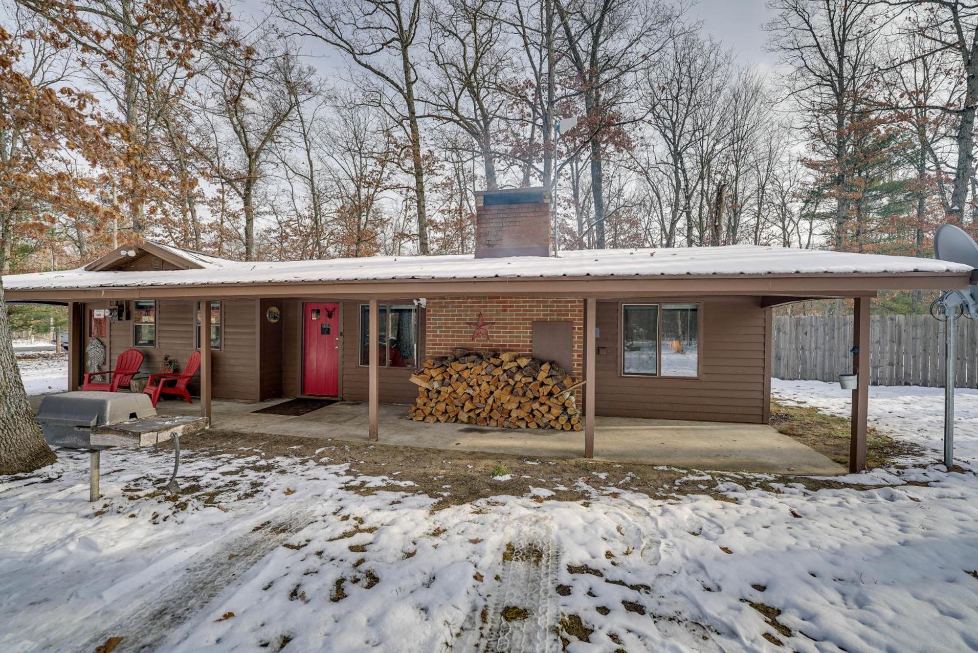 Pet-Friendly Irons Cottage About 4 Mi To Sand Lake! Eksteriør billede