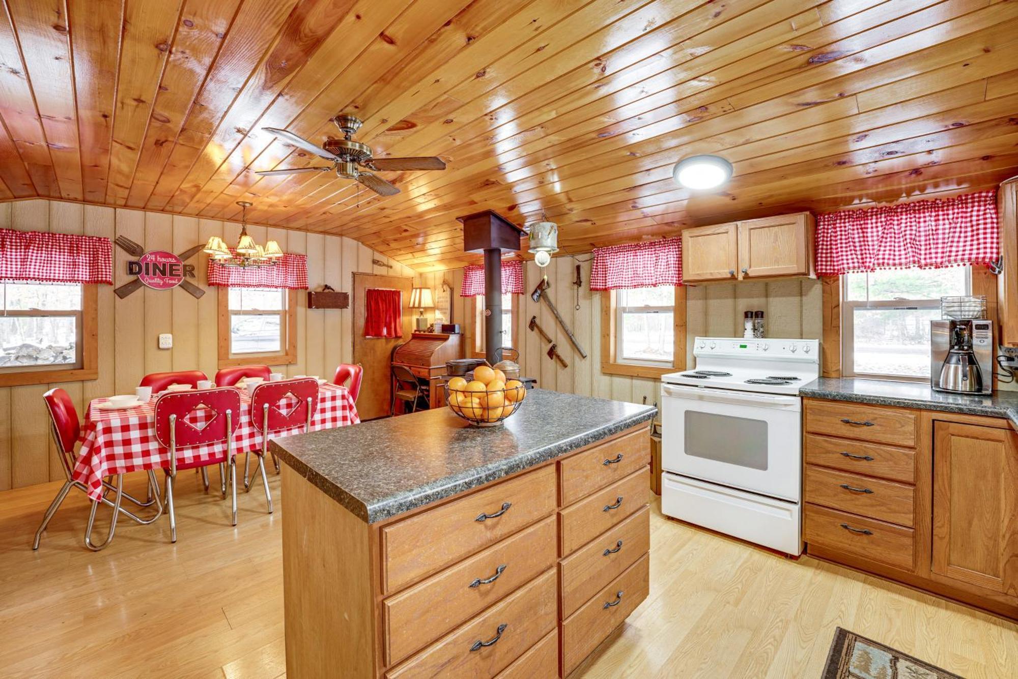 Pet-Friendly Irons Cottage About 4 Mi To Sand Lake! Eksteriør billede